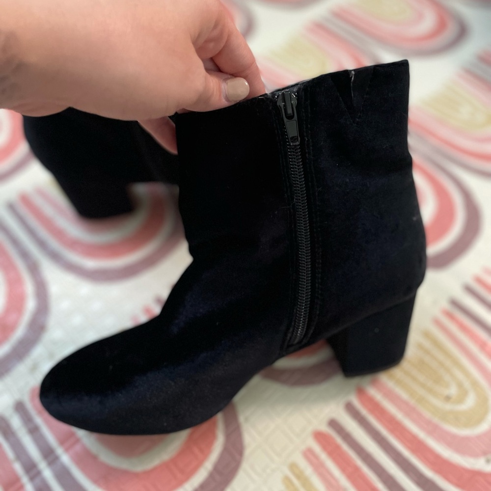 Black velvety bootie